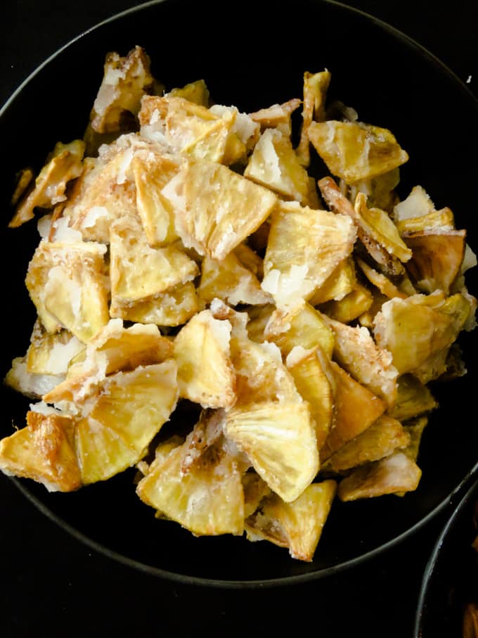 bowl of sweet breadfruit chips .