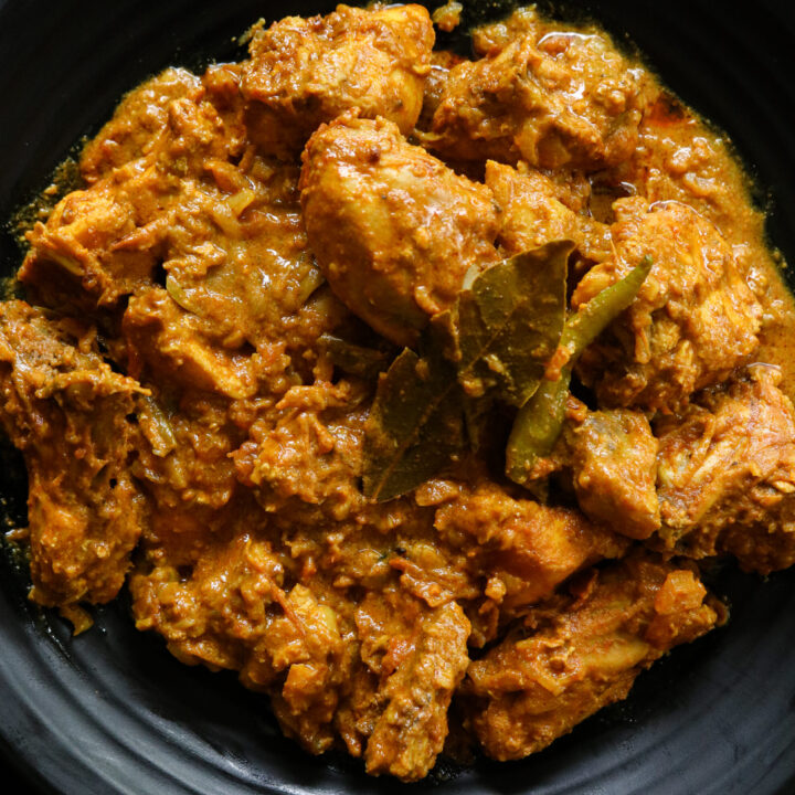 Indian chicken curry served in a platter.
