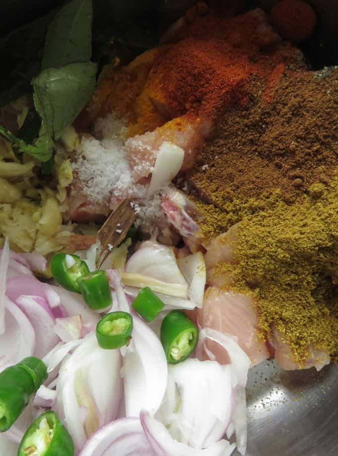 ingredients to cook the easy chicken curry.