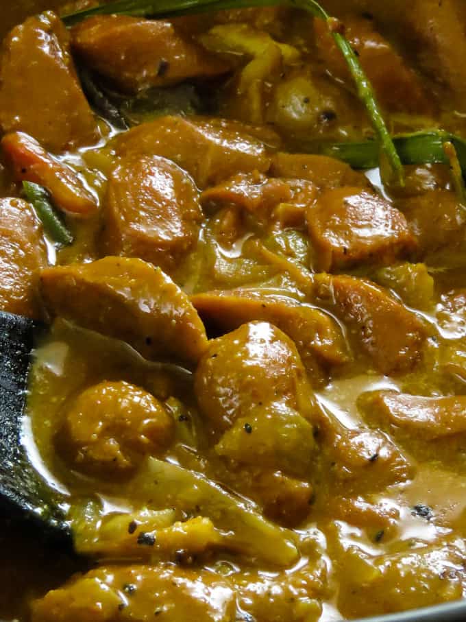 how to make sri lankan sausage curry.