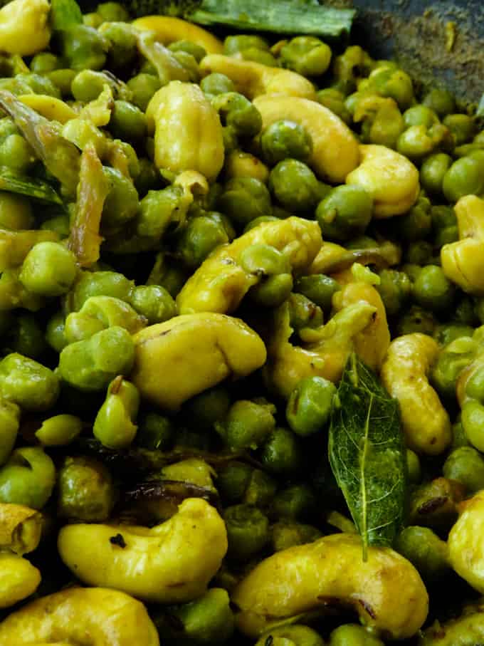Sri Lankan cashew and green pea curry image.
