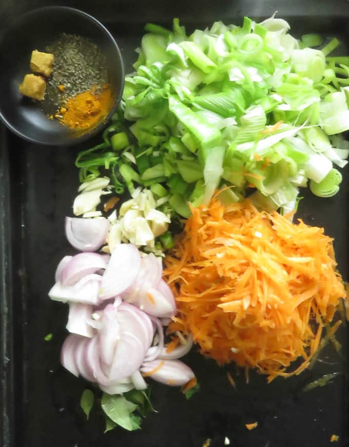 ingredients needed for mixed vegetable noodles.