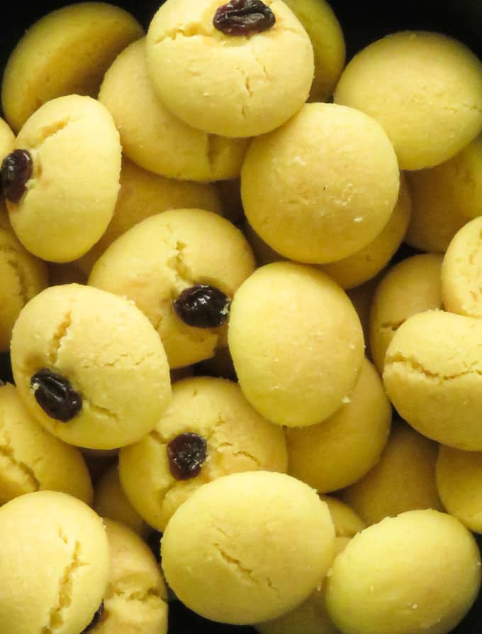 bowl of nankhatai with raisins and without raisins.