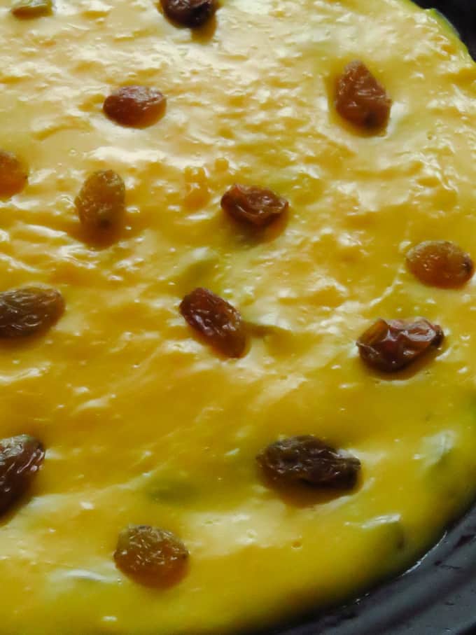 set custard pudding with raisins added