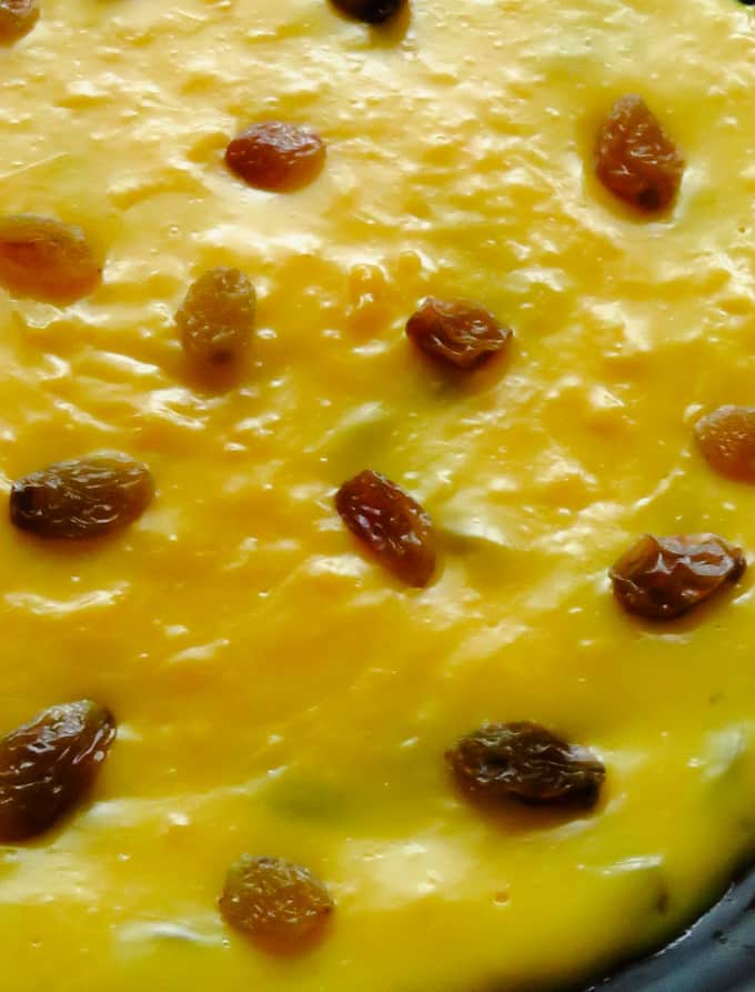 set custard pudding with raisins