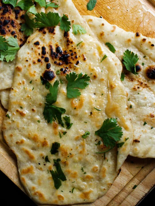 garlic naan no yeast recipe placed on a wooden board.