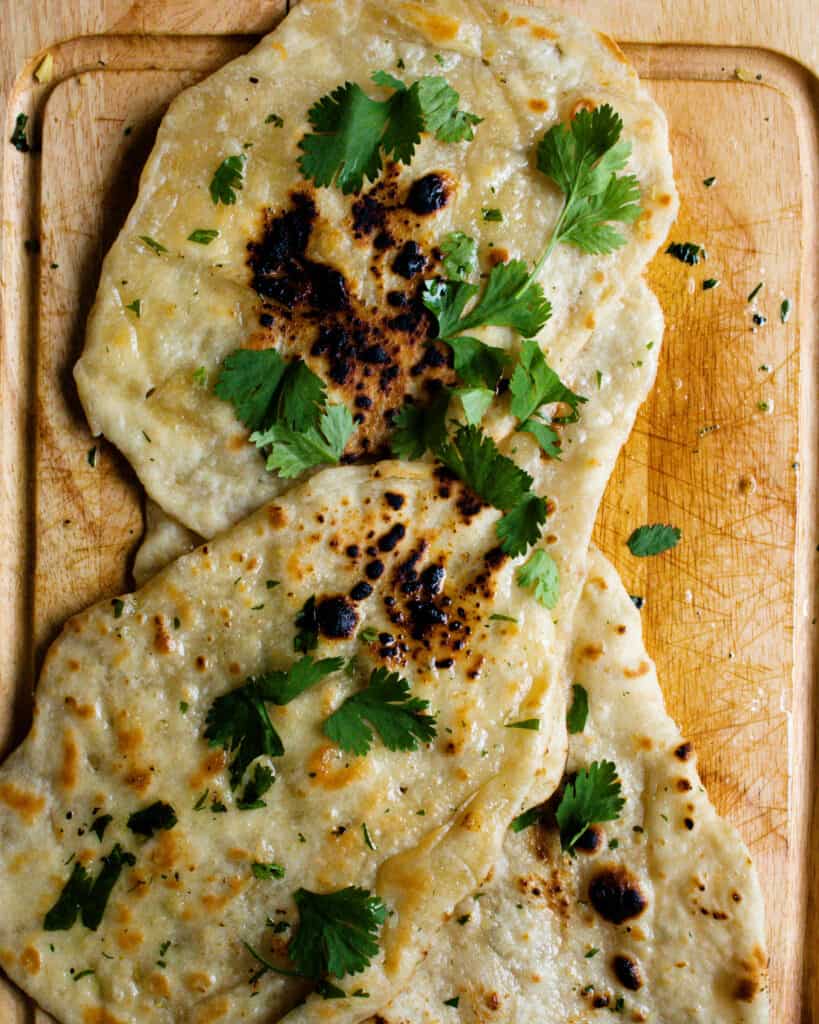 garlic naan no yeast recipe placed on a wooden board.