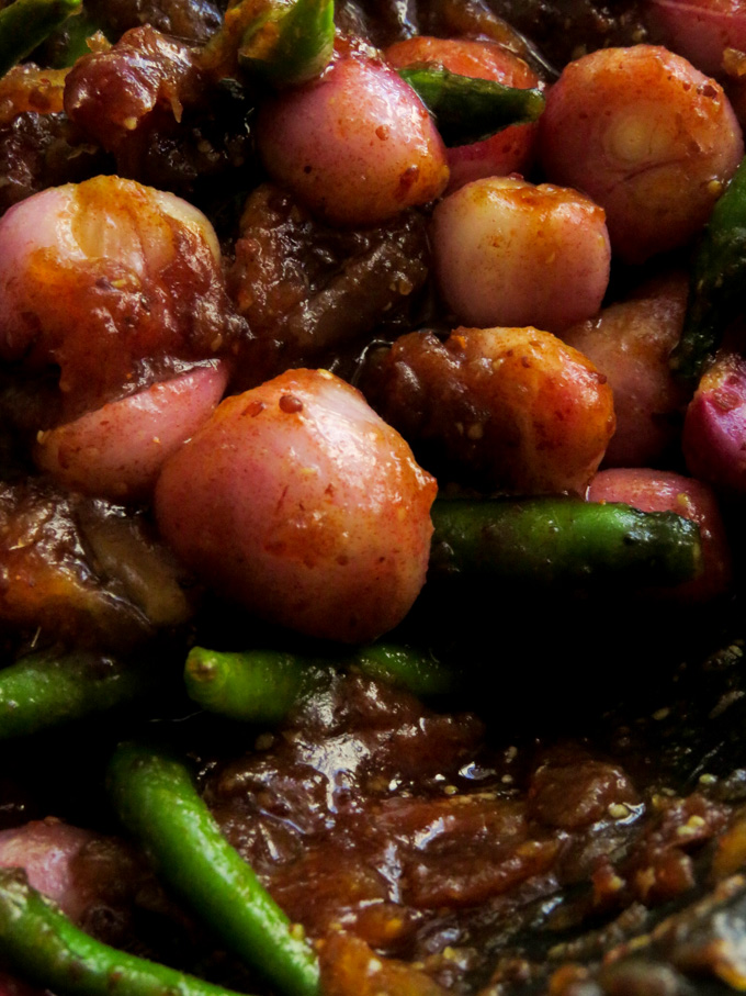 Sri Lankan malay pickle with onions, dates and green chillies