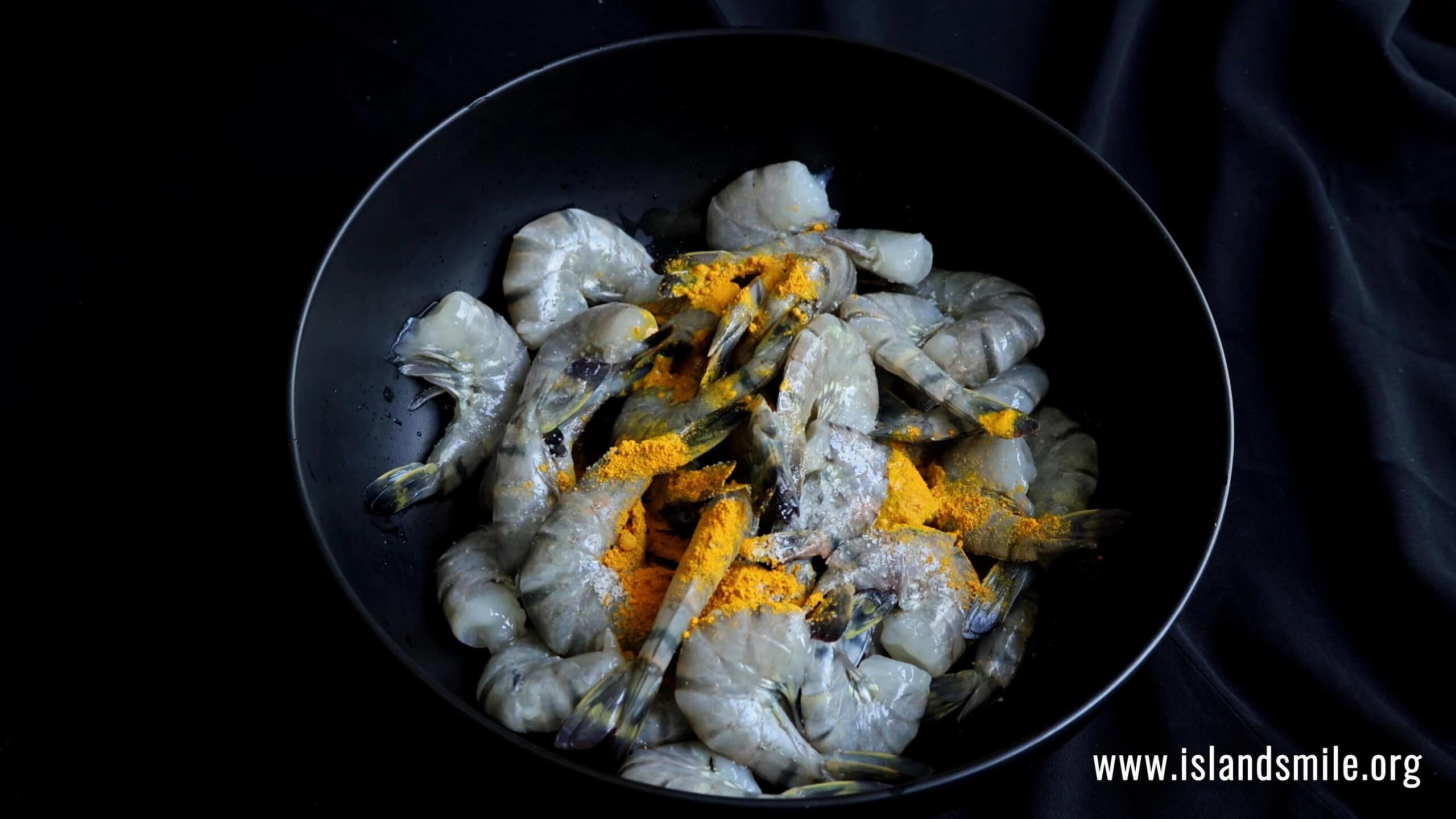 marinating the prawns to cook spicy prawn stir fry.